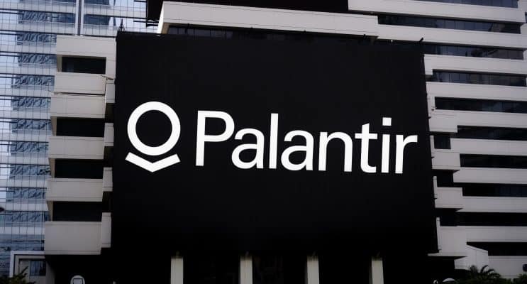 Palantir Stock Surges Over 7% as Government Contracts Strengthen Long-Term Outlook