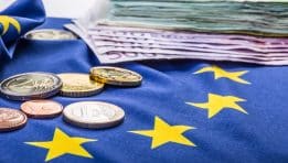 European Markets Trade Mixed as Investors Weigh Economic Risks and Currency Moves