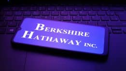 Berkshire Hathaway Stock Drops Post-Buffett: End of Outperformance vs. S&P 500?z