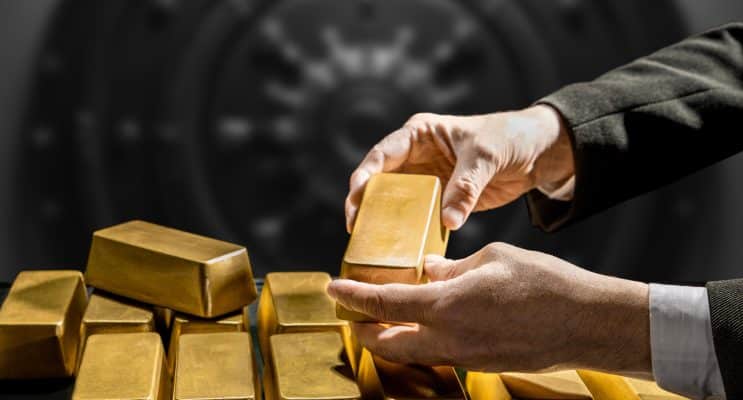 Gold Steadies After Drop as US-China Tensions and Credit Risks Cloud Outlook
