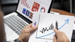 Growth vs. Value Stocks: Which Style Fits Today’s Market?