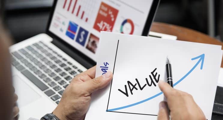 Growth vs. Value Stocks: Which Style Fits Today’s Market?