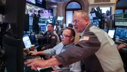 European Markets End Flat as Investors Balance Earnings Optimism and Currency Weakness