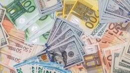 Dollar Under Pressure: Trade Tensions and Shutdown Fears Drive Biggest Weekly Slide Since July