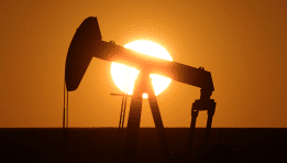 SKN | Oil Slides 2% as Supply Glut Risks Mount and Ukraine Peace Hopes Weigh on Prices