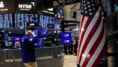 SKN | US Markets Trade Mixed as Volatility Rises and Risk Appetite Softens