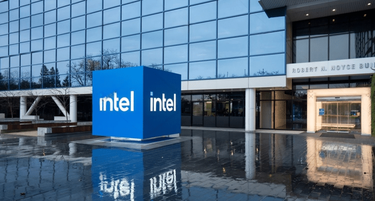 SKN | Intel Jumps 5% After Earnings Beat — Early Rebound or Another False Dawn?