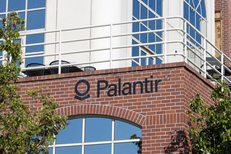 SKN | Can Palantir’s AI Expansion Justify Its Valuation as Market Momentum Fades?