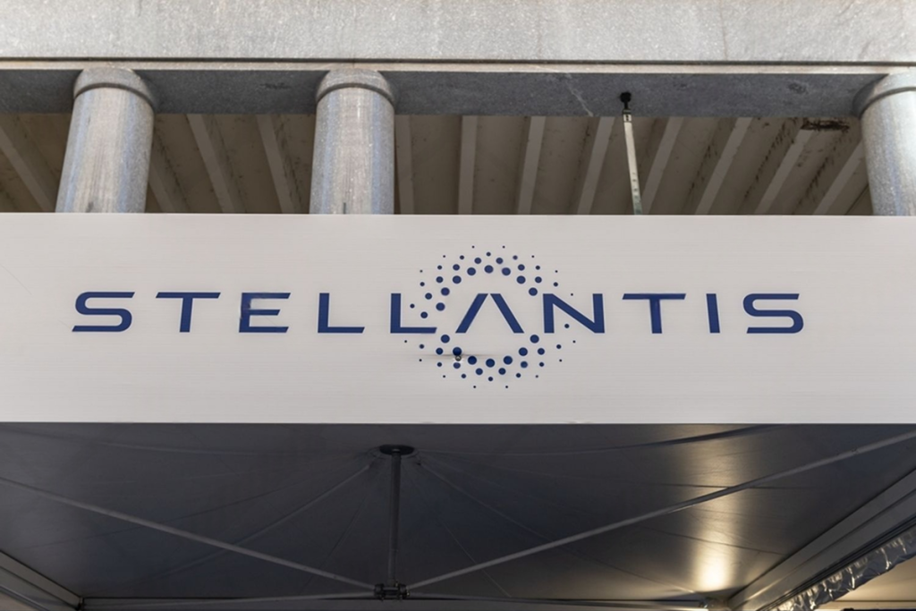 SKN | Stellantis Shares Slide After $26B Write-Down Raises Questions Over EV Strategy