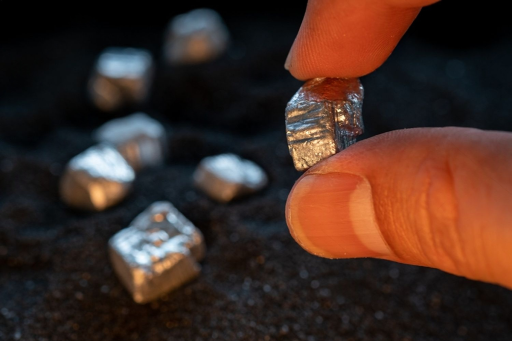 SKN | iShares Silver Trust (SLV) Surges 5.6% on February 27: Is Silver Reclaiming Momentum?