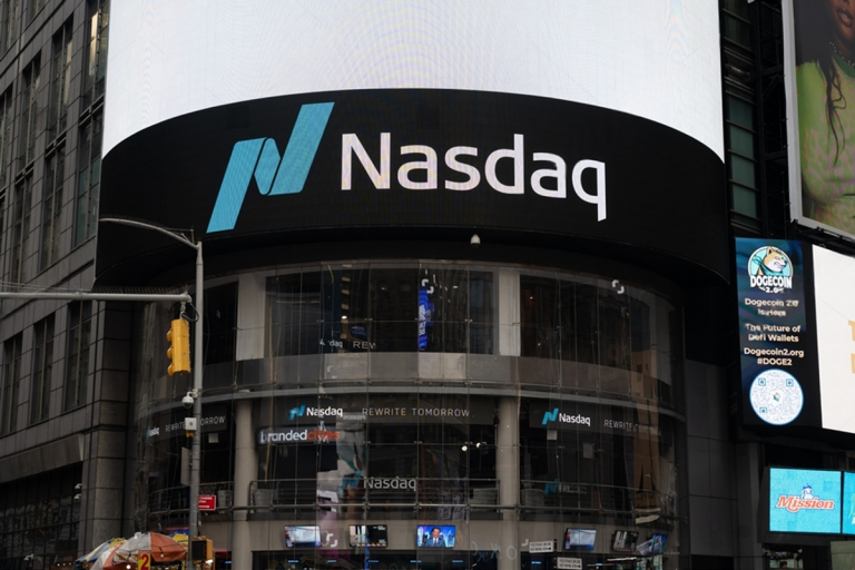 SKN | Nasdaq Holds Firm Above 22,000: Can Tech Momentum Sustain the Market Rally?