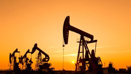 SKN | Oil Pulls Back Slightly as Iran Signals Possible Talks With U.S. Amid War Disruptions