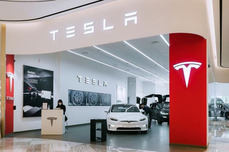 SKN | Tesla Reclaims Global EV Leadership: Does Market Dominance Justify Its Valuation?