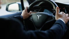 SKN | Tesla Faces Prolonged Selloff—What’s Driving the Potential 8-Week Losing Streak?