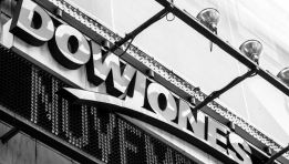 SKN | Dow Jones Holds Near Record Levels as Investors Navigate Volatility and Economic Uncertainty