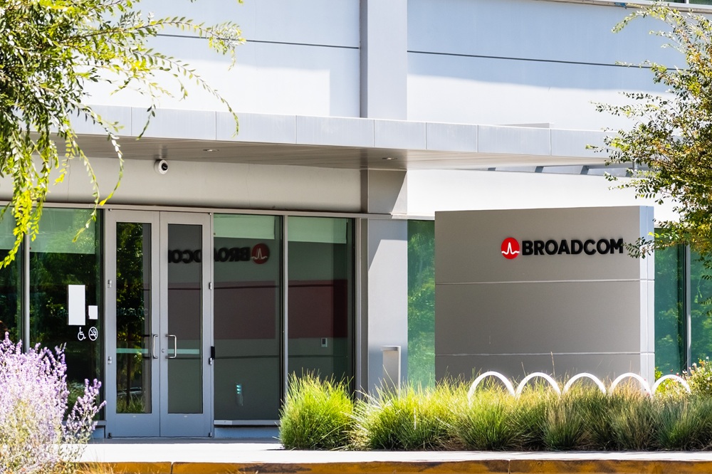 SKN | Broadcom (AVGO) Extends AI-Fueled Rally as Wall Street Bets on Infrastructure Dominance