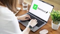 SKN | Robinhood Brings SpaceX IPO Access to Retail Investors as Platform Expands Private Market Reach