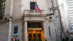 SKN | U.S. Markets Trade Mixed as Dow and Small Caps Advance While Technology Stocks Retreat