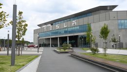 SKN | Tesla Stock at a Crossroads: Will the Automotive Recovery Suffice to Fund the AI Revolution?