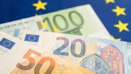 SKN | Could Energy Prices and Political Risk Keep the Euro Under Pressure Against the Dollar?