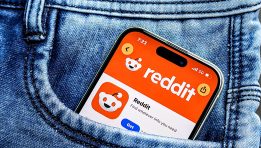 SKN | Reddit Shares Plunge 29% as Google’s AI Search Threatens Traffic and User Growth