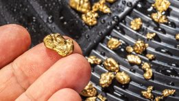 SKN | Gold Clings to $4,000 Milestone: Can Bullion Sustain Highs Ahead of the Fed Policy Decision?