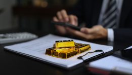 SKN | Gold Slips Toward $4,000 Support as Hawkish Fed Tightening Bets Outweigh Safe-Haven Demand